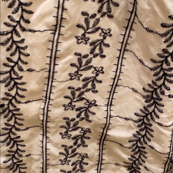 Lulu’s Embroidered Keyhole Tank - Picture 3 of 3